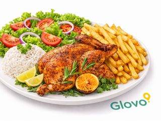 Meio frango com batatas, arroz e salada