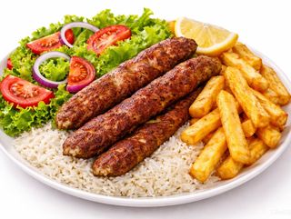 Lamb Seek Kebab com batatas, arroz e salada