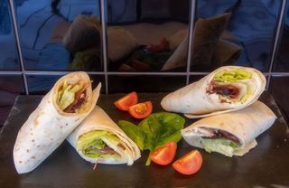Wrap de Presunto, Tomate Fresco, Mozzarella Fresca e Mix de Alfaces