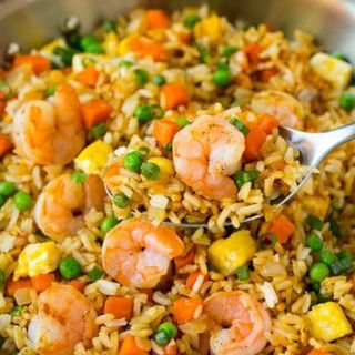 Arroz frito com camarão e legumes