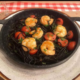 Linguini Nero c/Camarão frito e Tomate Cherry