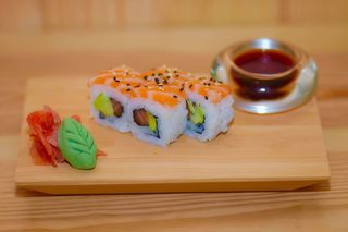 Uramaki de Salmão e Abacate