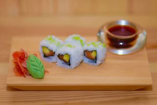 Uramaki de Salmão, Manga e Pepino