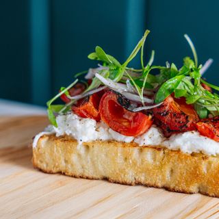 Bruschetta de alho, tomate e manjericão
