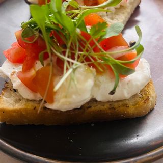 Bruschetta de Alho, Fior di Latte, Mortadela de Pistácio e Trufa
