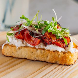 Bruschetta de alho, mozzarella, tomate cherry e chalota