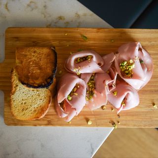 Tábua de Mortadela de Pistáchio e Focaccia Tostada