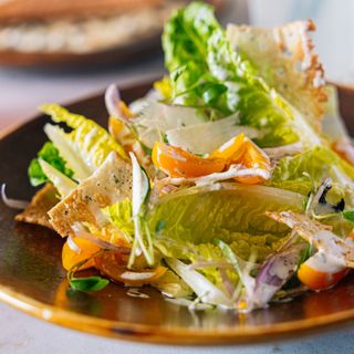 Insalata di ricotta, nectarina al caramelo e noci pecan