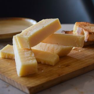 Tábua de Queijo Grana Padano e Foccacia Tostada