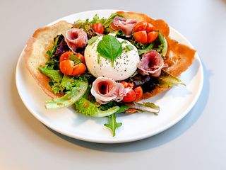 SALADA BURRATA E PRESUNTO