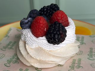 Mini Pavlova - Maracujá e Frutos Vermelhos