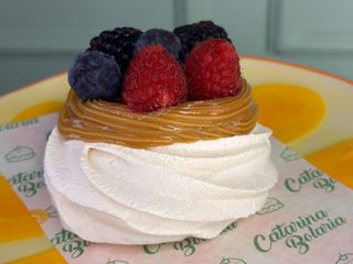 Mini Pavlova - Maracujá e Frutos Vermelhos