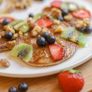 Panquecas com fruta e granola