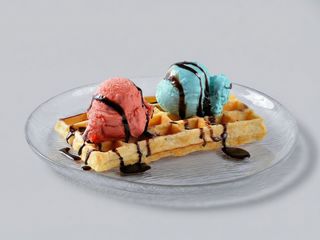 Waffle com Duas Bolas de Gelado