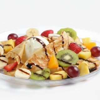 Crepe de Frutas com Uma Bola de Gelado