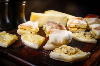 Bolo de Caco com Manteiga de Alho e Queijo