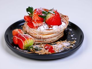 Panquecas com morangos e Kinder Bueno