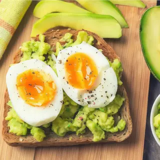 Tosta com Ovo Cozido e Abacate