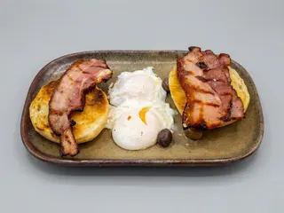 Ovos Benedict s/ molho com Bacon