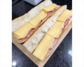 Baguete de fianbre e queijo