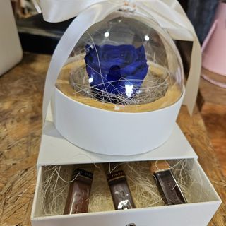 Rosa Preservada Azul em caixa com chocolates