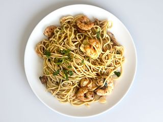 Salteado de Gambas c/ Legumes e Linguini