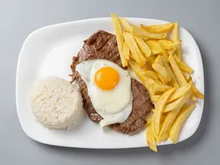 Bitoque de fêvera com ovo