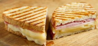 Tosta Mista em Pão Saloio