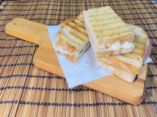 Tosta de Pernil da Mãe e Queijo Amanteigado