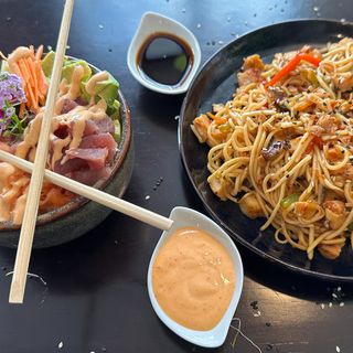 Frango noodles e Misturada pokebowl