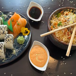 Mix Fried Rice com 10 Peças Sushi Combo