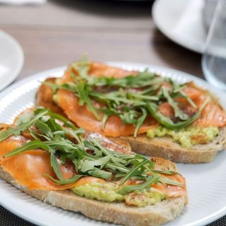 Tosta Rústica de Salmão Fumado