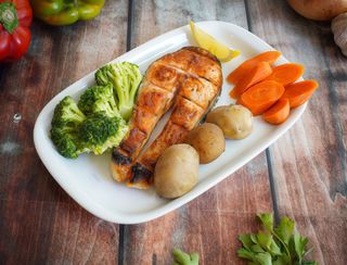 Salmão Assado no Carvão