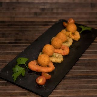 Bolinhas de queijo com aros de pimento