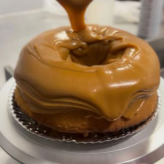 BOLO DE BAUNILHA COM DOCE DE LEITE 