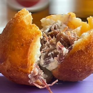 Coxinha de carne seca com cream cheese 