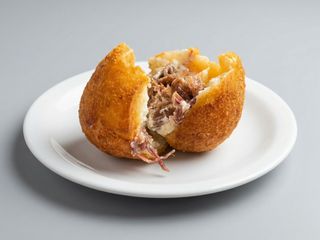 Coxinha de carne seca com cream cheese 