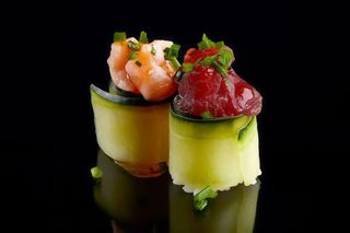 Gunkan de Pepino com Atum e Salmão (6 uni)