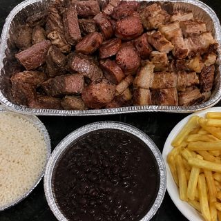 Grelhada mista com arroz, feijão, batata frita para 2