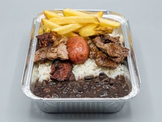 Churrasco Misto com arroz e feijão.