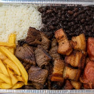 Churrasco Misto com arroz e feijão.