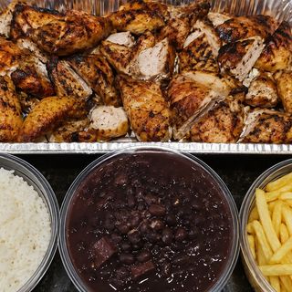 Frango Inteiro com arroz, feijão, batata frita para 2