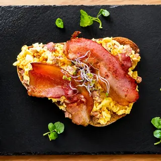 Torrada com ovos mexidos e bacon