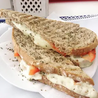 Tosta de queijo, tomate e orégão