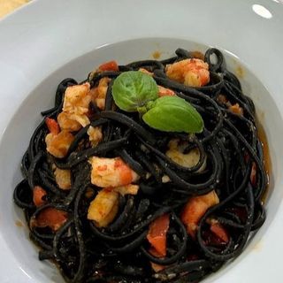 Linguini al Nero di Seppia con Gamberi