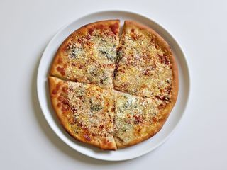 Pizza 4 Formaggi Média