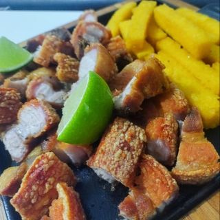 Polenta Frita com Torresmo e Lima