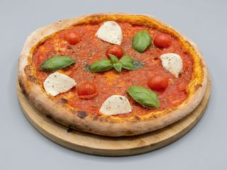 Pizza de Marinera com Bufalla e Tomate Cerja Médias 