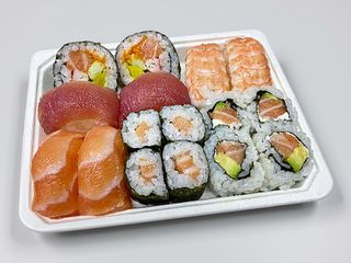 A09 - Rolo GRANDE com Salmao, Nabo, Pepino e Delicias do Mar, Nigiri de Salmao, Nigiri de Atum, Nigiri de Camarao, Rolo de Salmao e California de Salmao e Abacate (16 un.)