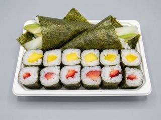 A14 - Temaki de Vegetais, Rolo de Manga e Rolo de Morango (14 un.)